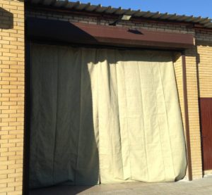 Зачем нужны гаражные шторы и какой материал выбрать?